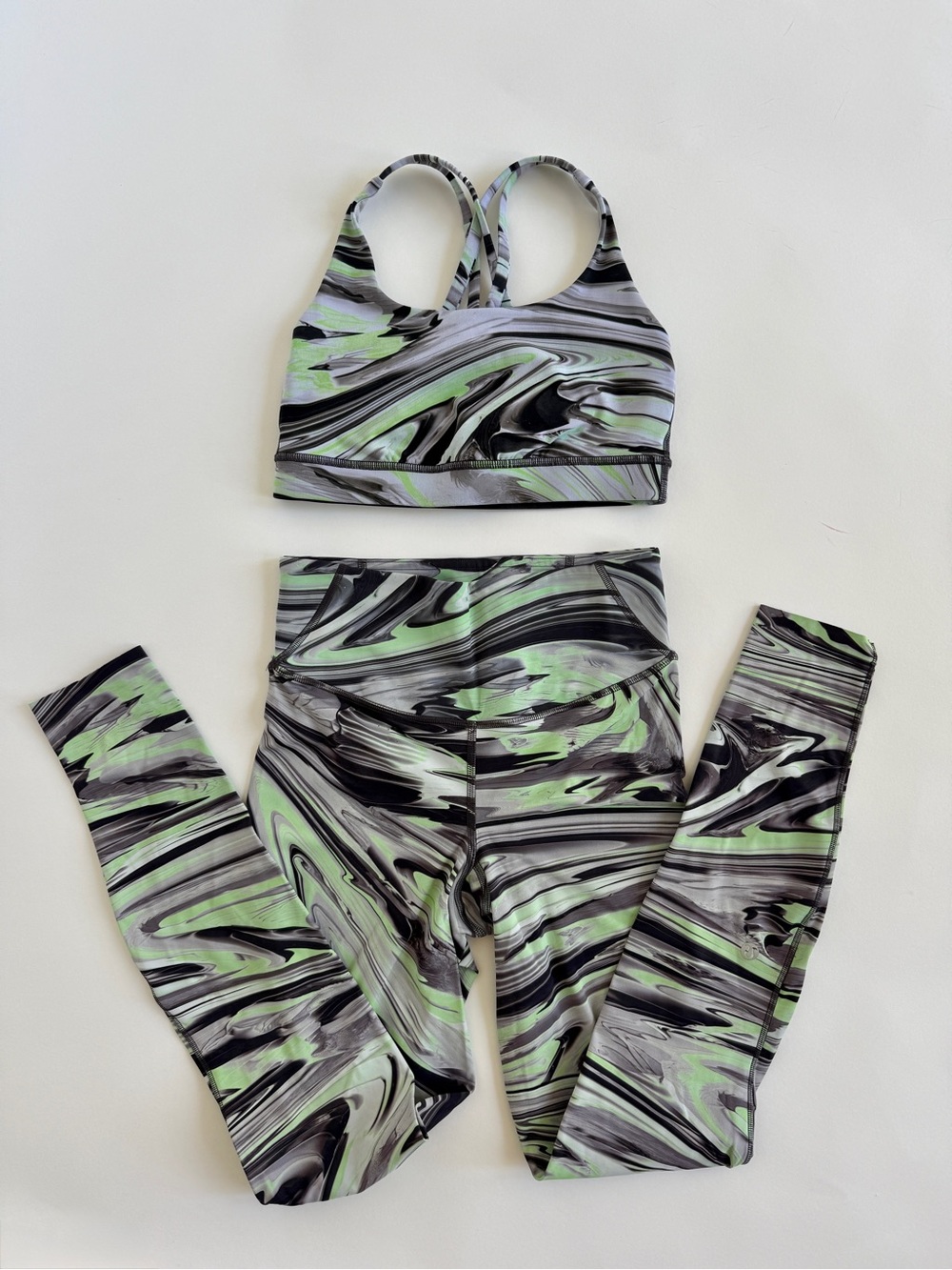 Lululemon Matching Set Energy Bra & Swift Speed
High-Rise Tight 4 - Picture 2 of 8